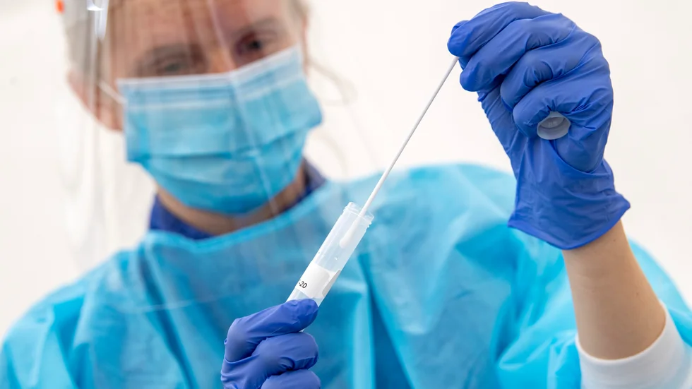 Att låta patienten provta sig själv ökar risken för falskt negativt provsvar, enligt Britt Åkerlind, smittskyddsläkare i region Östergötland. Arkivbild.