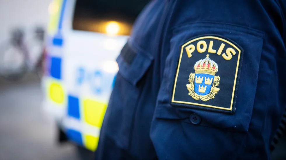 Tre personer i 20-årsåldern, två kvinnor och en man, har på måndagen häktats misstänkta för grovt narkotikabrott.