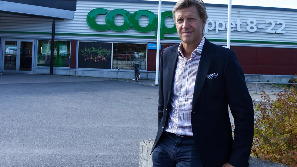 Mats Olausson tolkar Folkhälsomyndighetens riktlinjer på sådant sätt att man direkt avråder från att bära skyddsutrustning och get därför inte någon generell tillåtelse att göra det i Coops butiker.