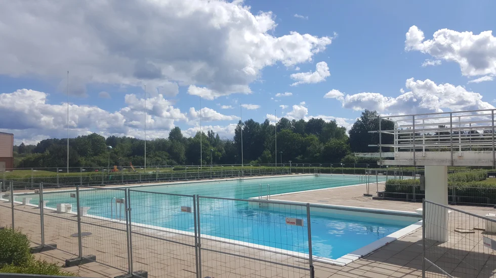 Efter flera års stängning öppnar utomhusbassängen på Vendelbadet i Örbyhus igen i slutet av juli i år.