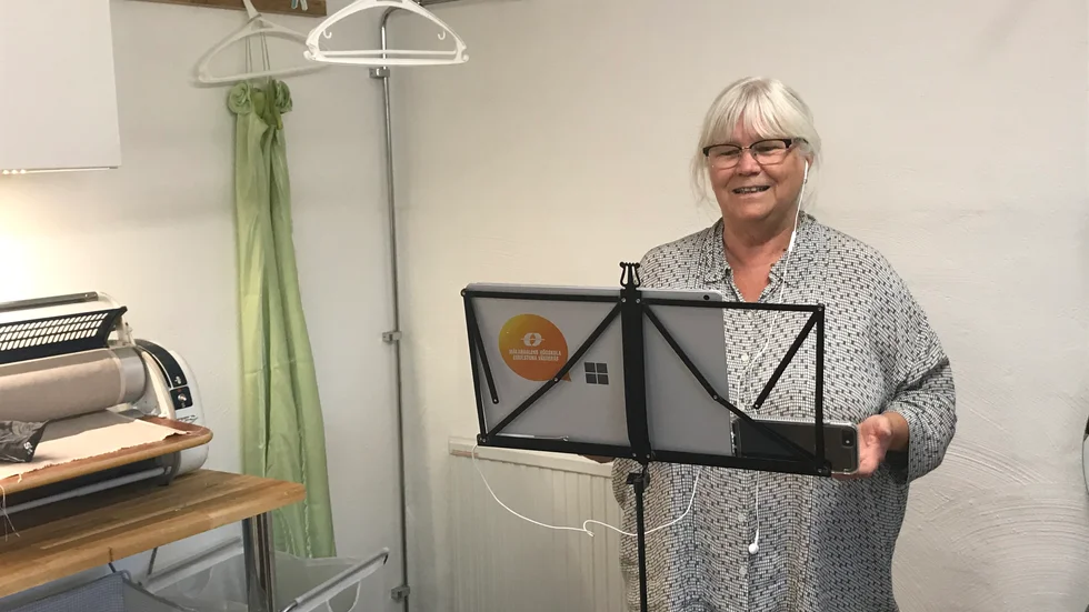 När Berit Westin är nöjd med sin insats skickar hon inspelningen till Eric Whitacre som sätter samman verket till en enhet.