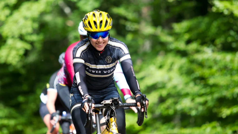 Sandra Petersson blev andra tjej i Sverige att klara av en Everesting. "Det känns häftigt", sade hon när MVT:s reporter gjorde henne sällskap på en av hundra uppförsstigningar.