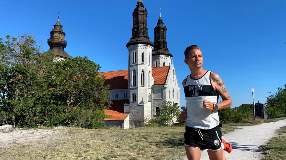 Den sista kyrkan är nådd. I onsdags slutförde Dennis Selsborg sitt projekt "100 gotländska kyrkor runt" – att springa mellan gotlands alla kyrkor. Finalrundan gick från Sankt Drottens ruin till Visby Domkyrka, med en sväng ut till Snäck emellan.