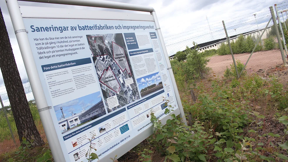 Saneringen av det före detta impregneringsverket inleddes i januari och skulle varit klart nu var tanken. Projektet försenas dock av att ytterligare förorenad jord upptäckts på grannfastigheten.