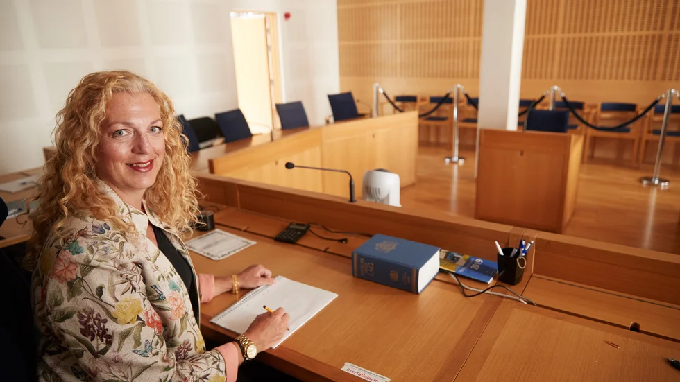 Rådmannen Sofia Tauson är en av domarna i förstärkningsstyrkan som hjälper till på domstolar där det fattas domare. För tillfället är hon i Malmö tingsrätt.