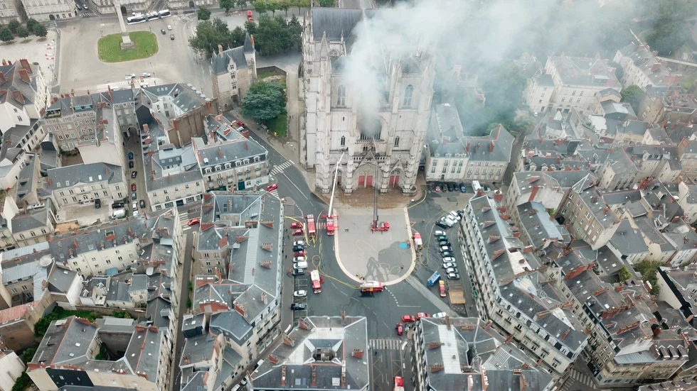 Den franska staten står för kostnaden av återuppbyggnaden av katedralen i Nantes, som eldhärjades den 18 juli.
