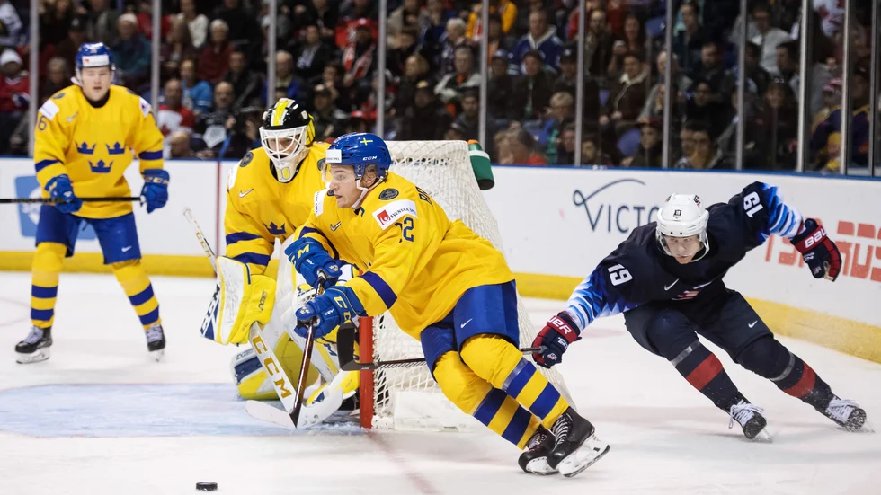 Jack Drury jagar Erik Brännström under JVM-mötet i Victoria, Kanada, 2019.  Nu har amerikanaren enligt MrMadhawk skrivit på för Växjö Lakers och nobbat Skellefteå AIK som också visade intresse.
