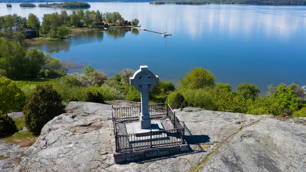 Ansgarkorset reser sig från fornborgen över världsarvet Birka på Björkö i Mälaren. Birka var ett vikingatida samhälle inriktat på handel. Det finns lämningar av en borg, en stad och över tre tusen gravar på ön. Birka anlades i slutet av 700-talet. Det arkeologiskt intressanta Birka finns på Unescos världsarvslista.