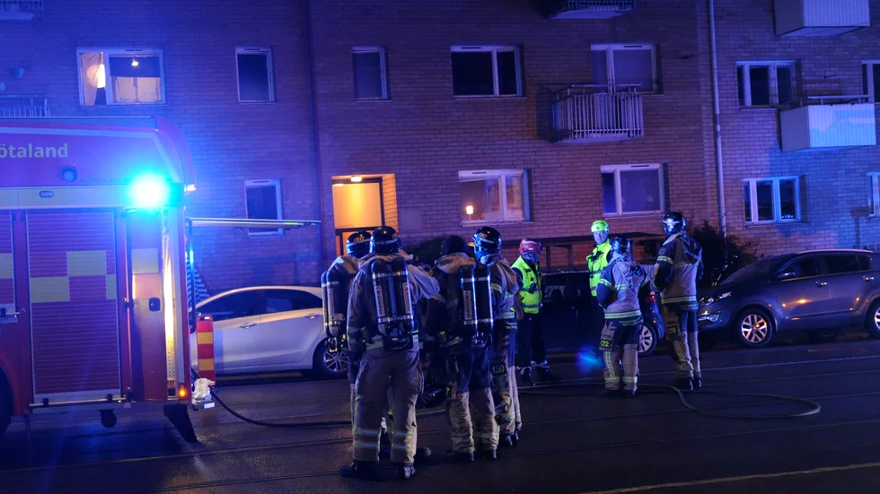 Räddningstjänsten larmades ut till en brand i ett flerfamiljshus. 