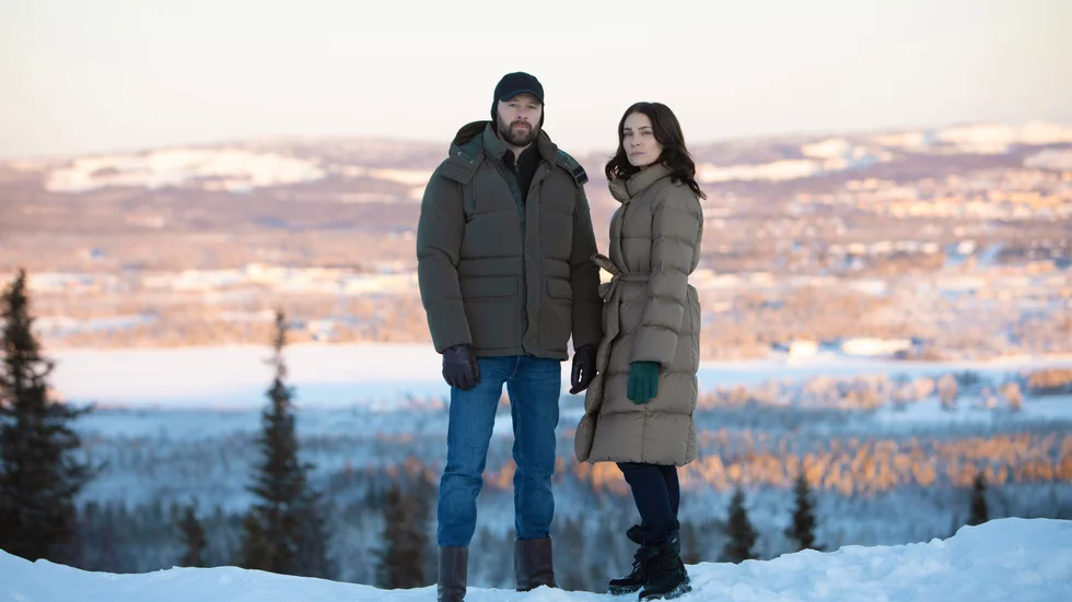 Ulf Stenberg från Nyköping och Aliette Opheim, känd från tv-serien "Kalifat", i vintriga miljöer i den kommande serien "Björnstad" som har premiär i höst på HBO Nordic.