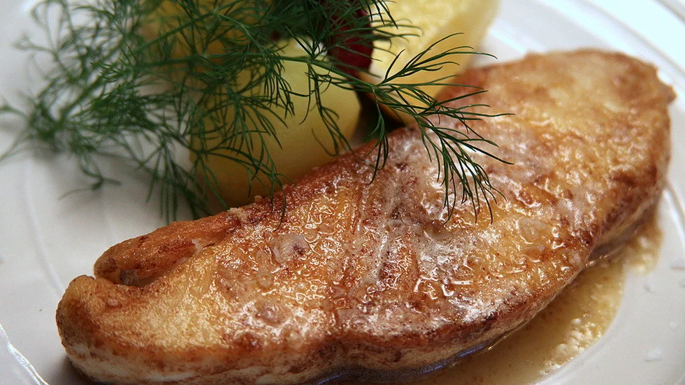 Mjölvänd hälleflundra med brynt smör och kokt potatis är lättlagat och oslagbart festligt.