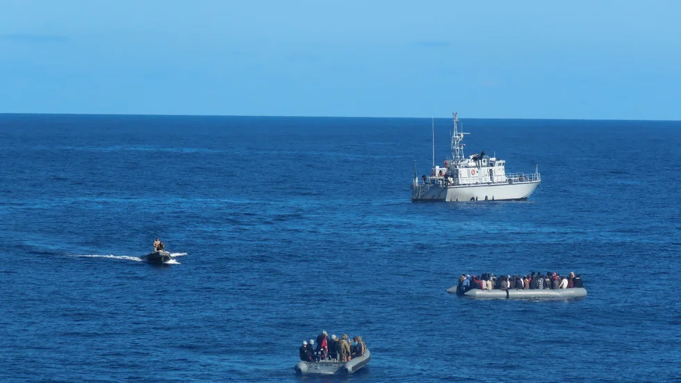 Migranter i små båtar utanför Turkiet får hjälp av turkiskt militär. Arkivbild från januari.