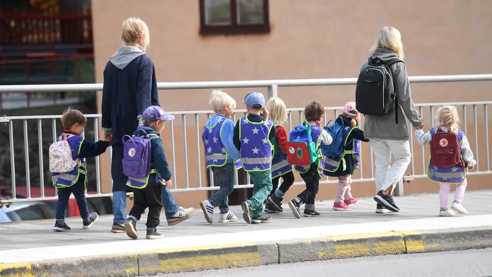 Anställ fler på trygga anställningar i stället för att ta in timanställda vikarier, menar debattörerna.
