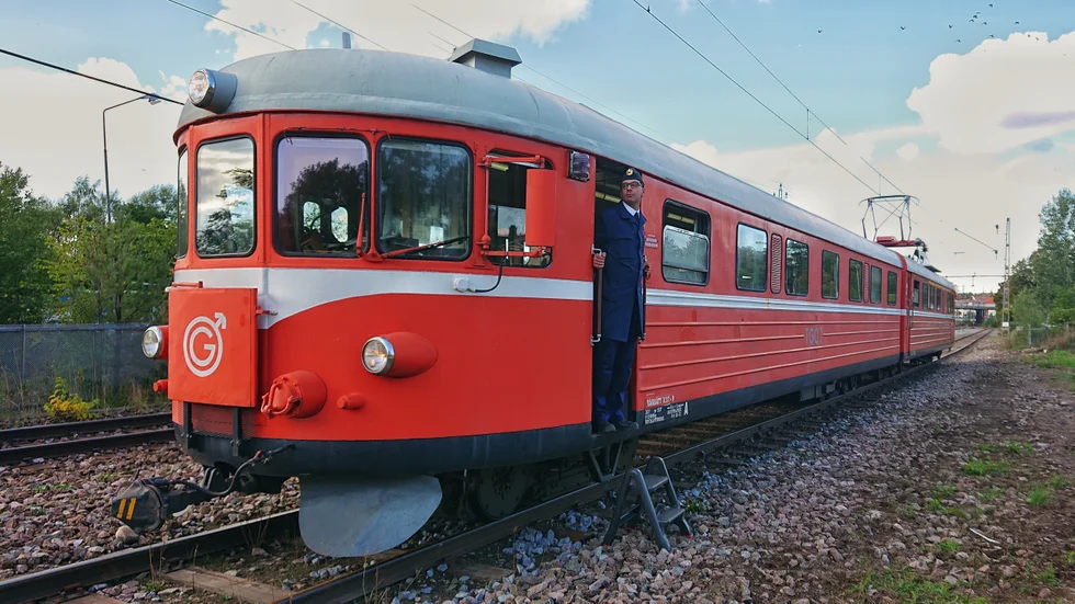 Lokförare Jonas Nilsson framför TGOJ rälsbussen  som går mellan Oxelösund och Nyköping Södra station.