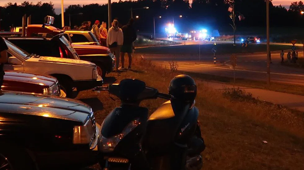 En trafikolycka inträffade intill en bilträff i Katrineholm under lördagskvällen.