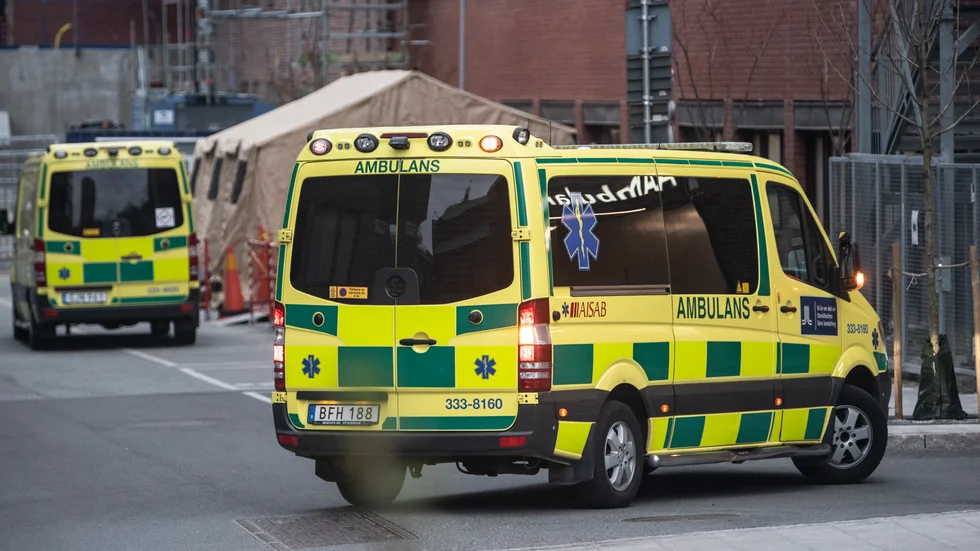 Brandmän och militärer har fått arbeta i ambulanser när coronapandemin lett till personalbrist. Arkivbild.