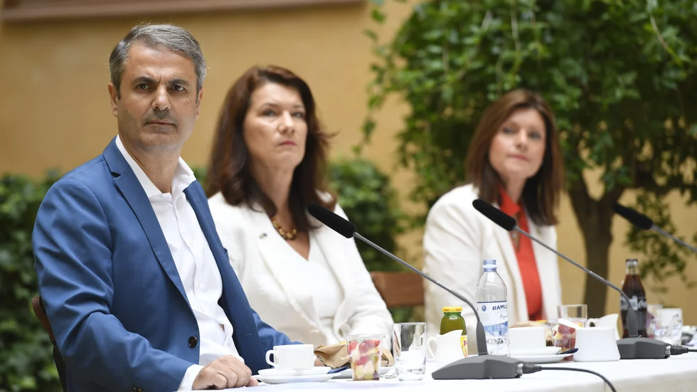 Ibrahim Baylan (S), näringsminister, till vänster, presenterar lärportalen vid regeringens sommarpressträff.
