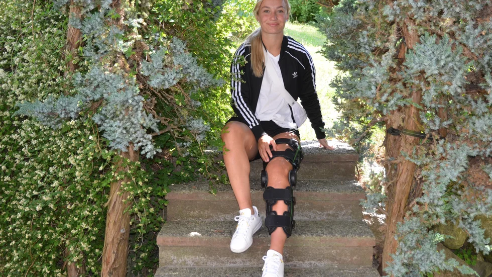 Tove Almqvist lär få sitta ner lite mer än vanligt, eller ta kryckorna till hjälp, den närmaste tiden. Trots alla trappor i föräldrahemmet sköter hon rehab för sitt skadade knä här i Nyköping.