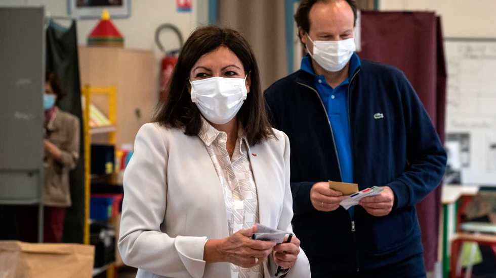 Överborgmästaren Anne Hidalgo vid en vallokal på söndagsförmiddagen. Munskydd är obligatoriskt för alla som vill gå och rösta.