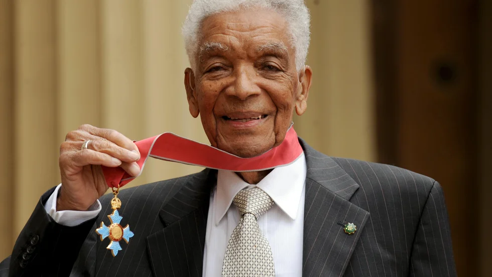 Earl Cameron tilldelades Brittiska imperieorden år 2009 för sina insatser som skådespelare.