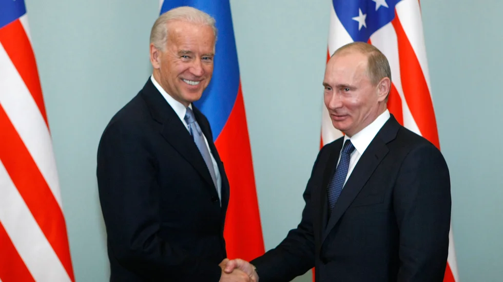 USA:s president Joe Biden och Rysslands president Vladimir Putin har talats vid i telefon. Bilden är från 2011 då de båda möttes i Moskva. Arkivbild.