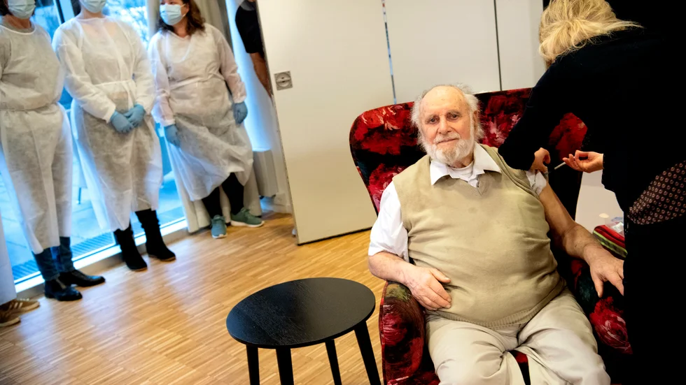 Carl-Einar Joergensen får covidvaccin på ett äldreboende i Köpenhamn. Smittspridningen sjunker i landet. Arkivbild.