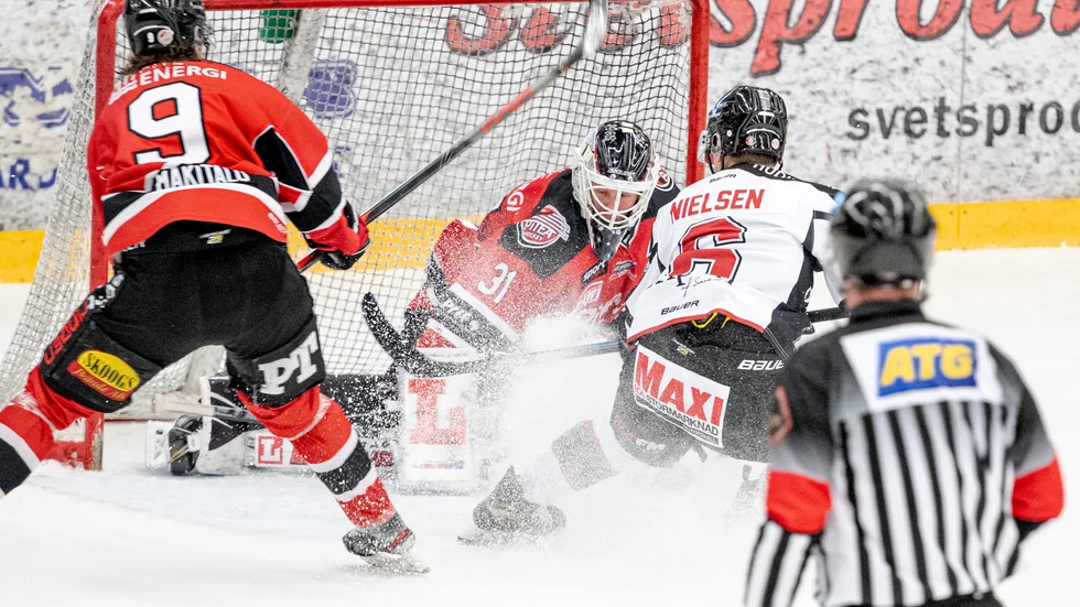 En stor del av spelarna och ledarna i Piteå Hockey, med bland annat John Westermark och Simon Robertsson i truppen, sätts i karantän efter ett covidutbrott.