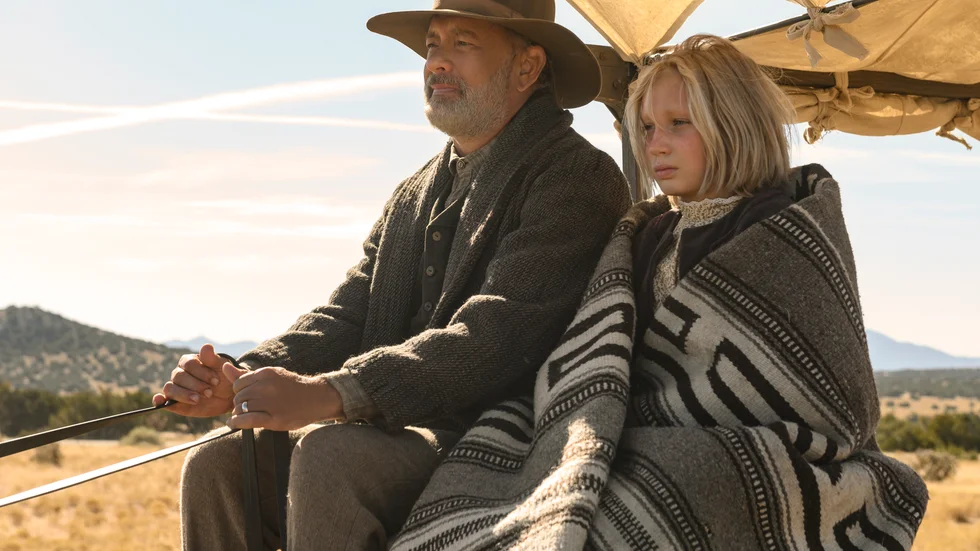 Krigsveteranen Kapten Kidd (Tom Hanks) och en föräldralös flicka (Helena Zengel) måste tampas mot pedofiler och stråtrövare i ett laglöst vilda västern.