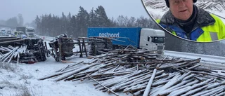 Lastbil välte på E4 – timmer flög ut på vägen: "Väldigt halt"