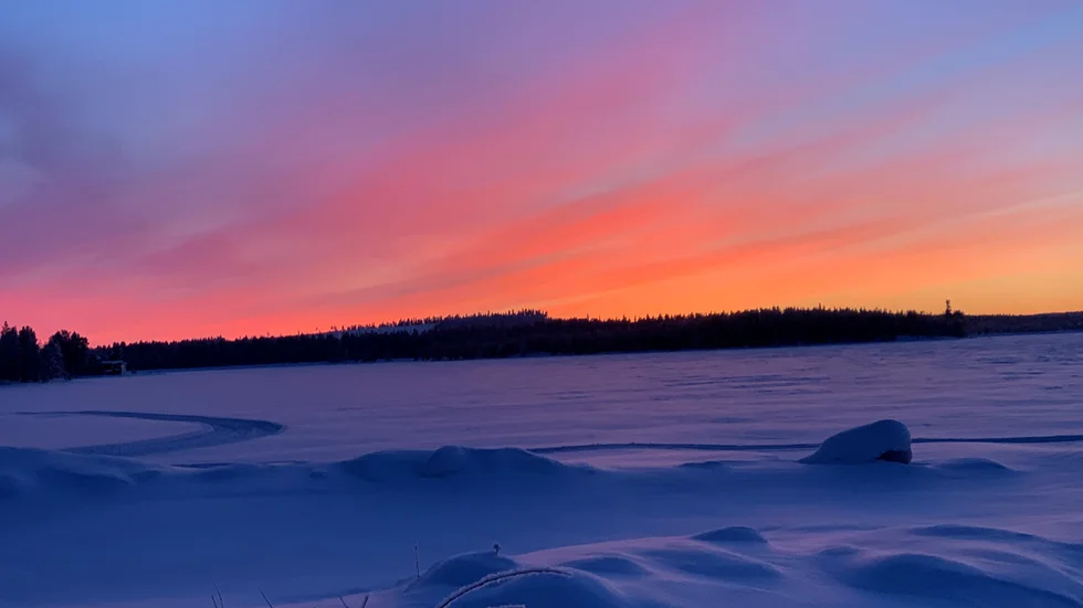 Fantastiska färger på himlen i Varsavareby utanför Arvidsjaur.