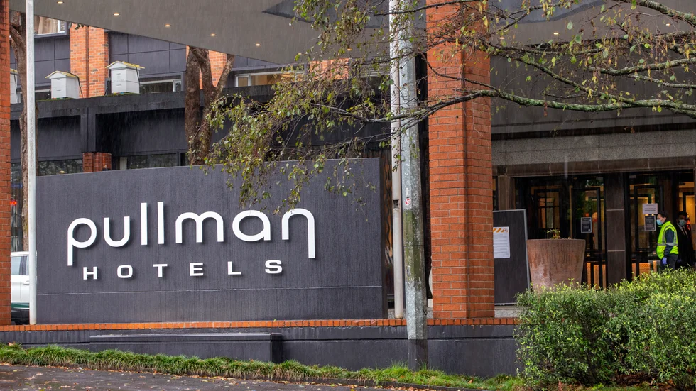 Pullman Hotel i Auckland är ett hotell dit personer som anländer till Nya Zeeland sitter två veckor i karantän innan de släpps ut i samhället. Arkivbild.