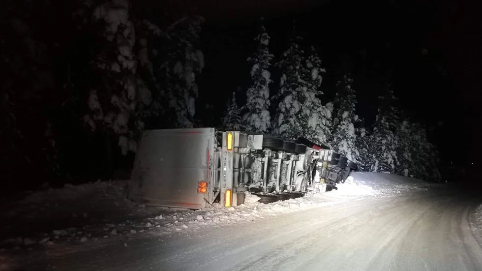 Bärgning av mobilkran pågår.