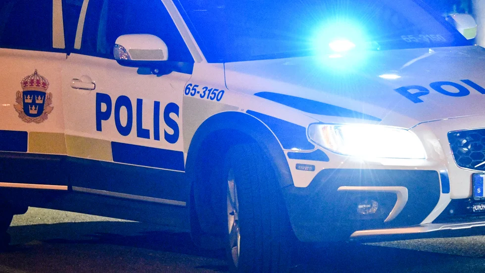 Polisbilens backspeglar sparkades sönder. En anmälan om sabotage mot blåljusverksamhet har nu upprättats.