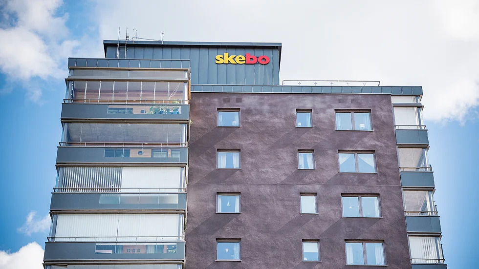 Det byggs många bostäder i stan, men inte i ytterområdena menar skribenten.