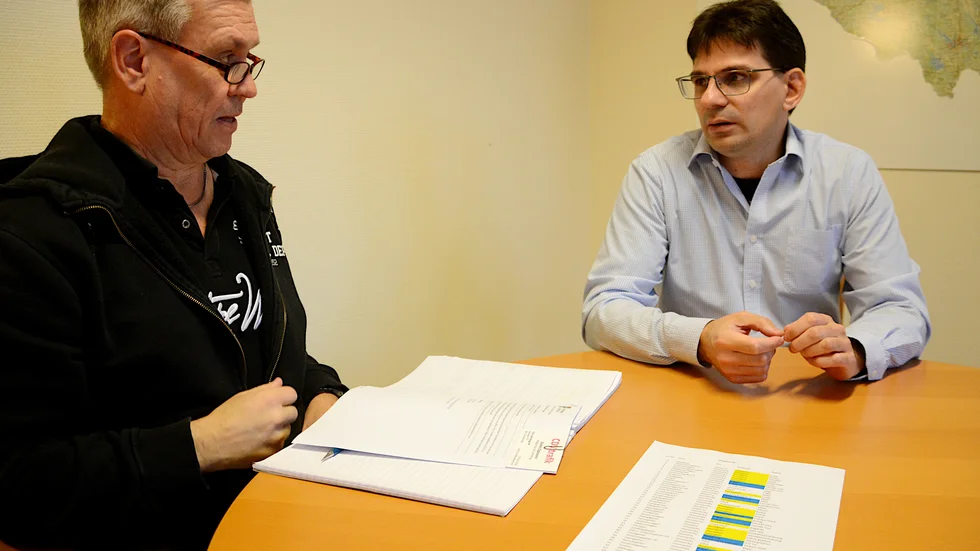 "Vi kan inte spontant svara på om vilken insats som kan vara aktuell för ett enskilt objekt utan att sett över trafiksituationen" säger Ola Gustafsson (KD), t.h. ordförande i samhällsbyggnadsutskottet om polisens tanke på tidsstyrda ljussignaler vid en utpekad korsning. T.v trafikingengör Bo Pedersen. 