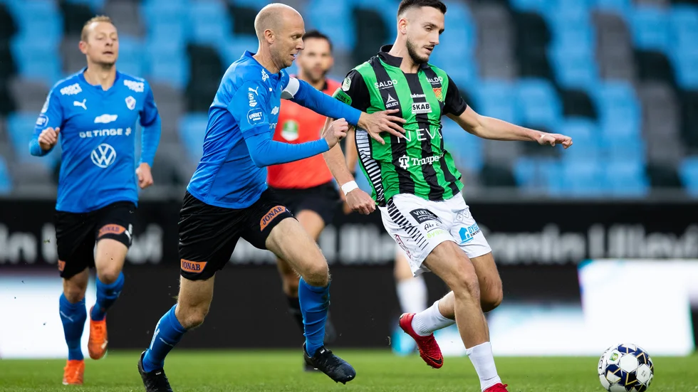Gais Haris Cirak (till höger) i kamp med Halmstads Andreas Johansson tidigare i höstas. Under måndagskvällen möter Cirak sitt gamla lag AFC Eskilstuna på Gamla Ullevi.