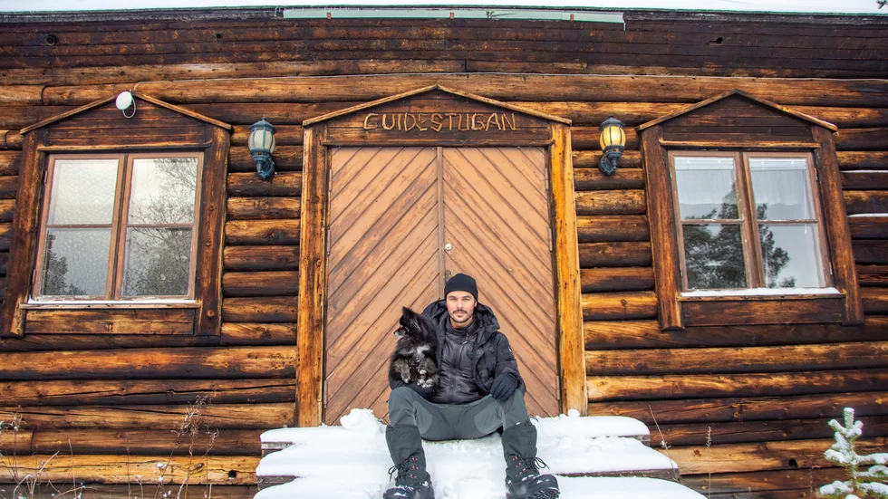 Rimon Lahdo hade aldrig ens varit i Norrland förut, men nu driver han hotell i Stora sjöfallet fjällandskap. "Jag tröttnade på hela hetsen om att göra karriär som genomsyrar livet i Stockholm".
