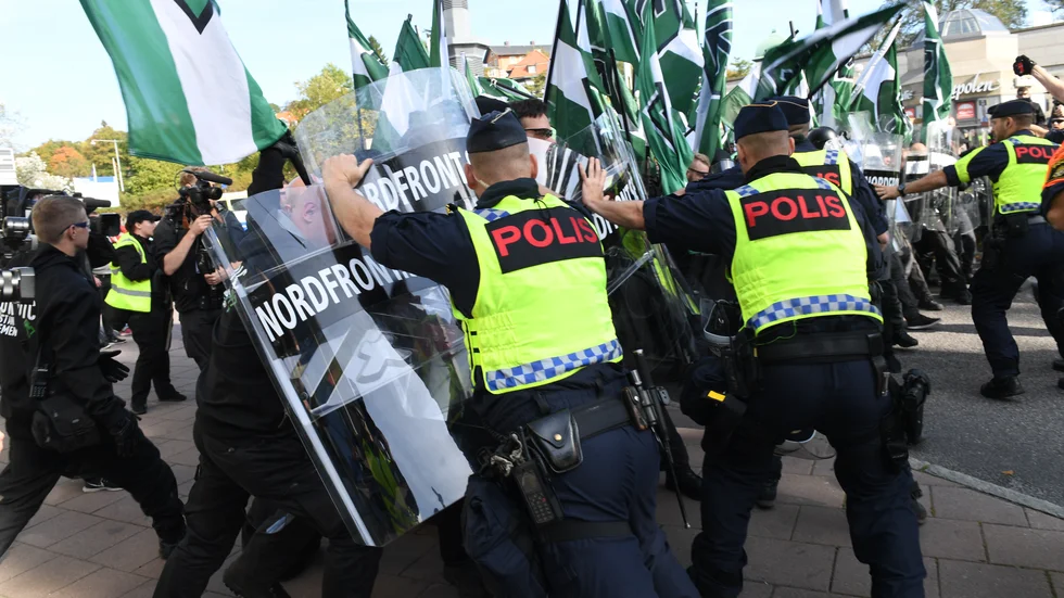 De hade fanor med tyrrunor, sköldar, uniformsliknande kläder och ropade "Hell seger". Tre år efter demonstrationen ska frågan nu prövas i Hovrätten.