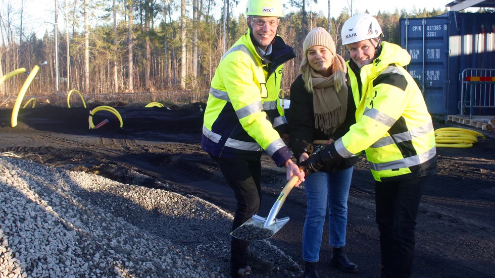 David Jonsson, Moa-Stina Lindström och Peter Martti, projektledare vid Ekblad tar det första spadtaget.