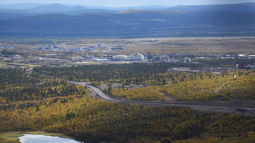 Den sju kilometer långa vägsträckan förbi Kiruna består av 15 broar och tre cirkulationsplatser. På bilden pågår bygget fortfarande. 