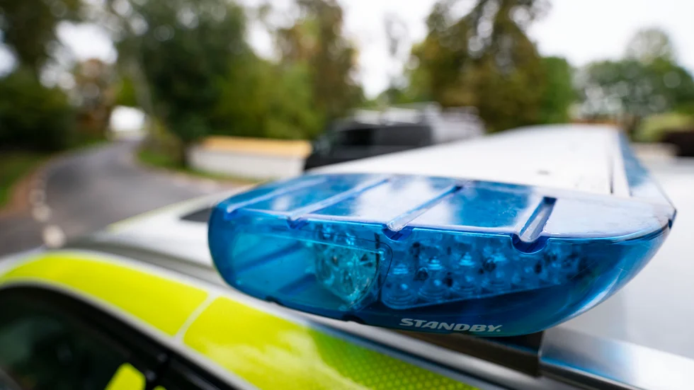 Polisen varnar för bedragare, och uppmanar till att aldrig lämna vare sig kod, kort, eller bankid-uppgifter till personer som knackar på dörren.