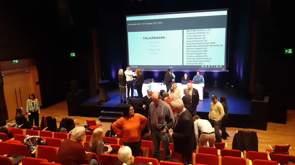 Två gånger ajournerades kommunfullmäktige, sedan det stod klart att kravet på återremiss skulle gå igenom. Beslutet blev istället att bordlägga behandlingen till ett nytt sammanträde den 25 november. 