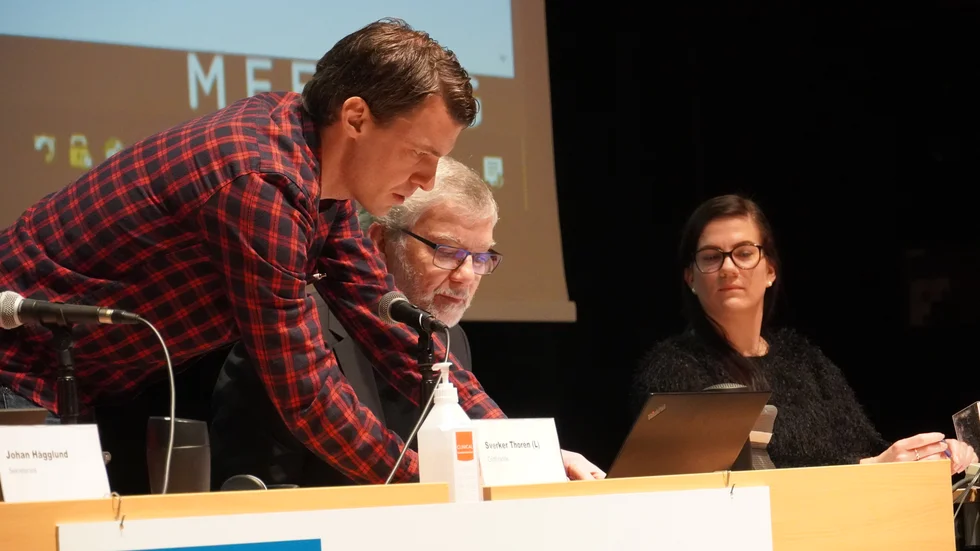 Genomgång innan mötet startar. Från vänster tjänstemannen Mikael Åskog hjälper fullmäktiges ordförande Sverker Thorén medan förste vice ordförande Elin Sjölander Landerdahl tittar på.
