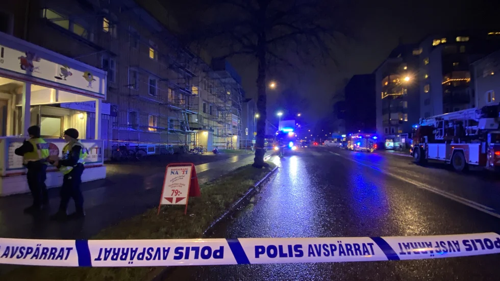 Vägen utanför flerfamiljshuset spärrades av efter händelsen.