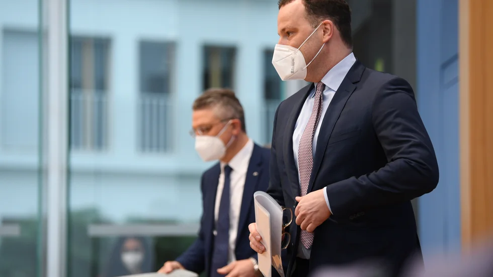 Tysklands hälsominister Jens Spahn (till höger) och smittskyddschefen Lothar Wieler levererar hoppfulla budskap om virusläget i landet.