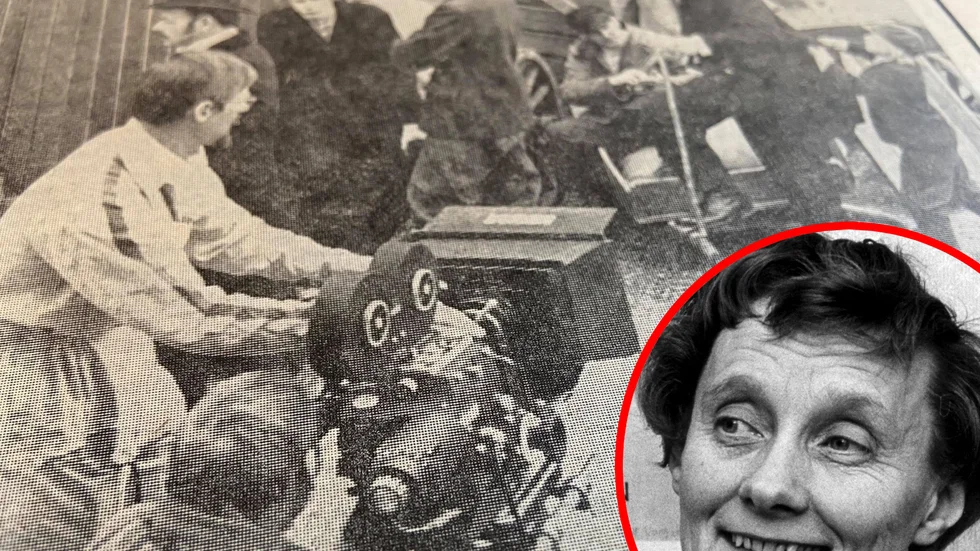 Kuriren för 50 år sedan: Astrid Lindgren var på plats vid måndagens inspelningarna vid Myrkärr. Emil (Jan Ohlsson) med rackartyg i blicken rusade runt bland statisterna.

