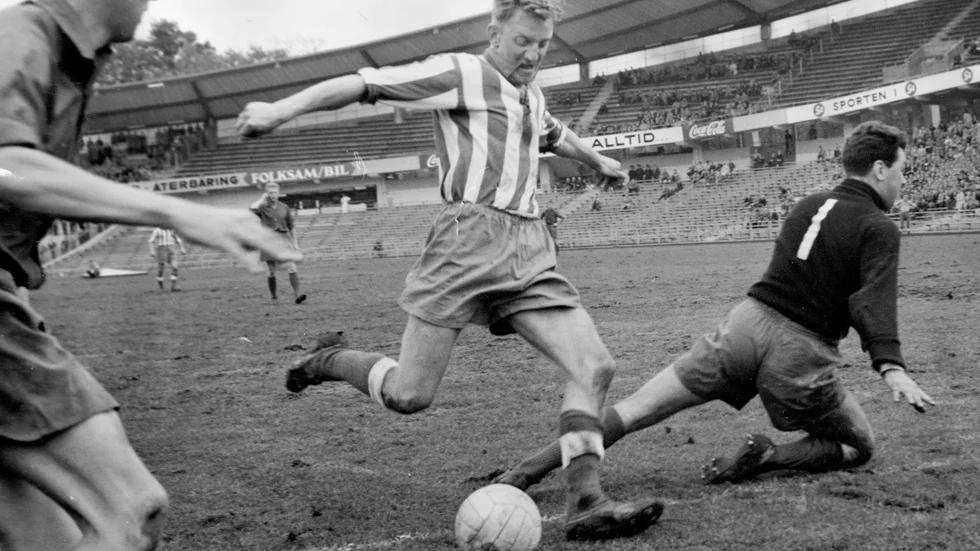 Bertil "Bebben" Johansson gör mål i IFK Göteborgs hemmamatch mot Djurgården 1958.