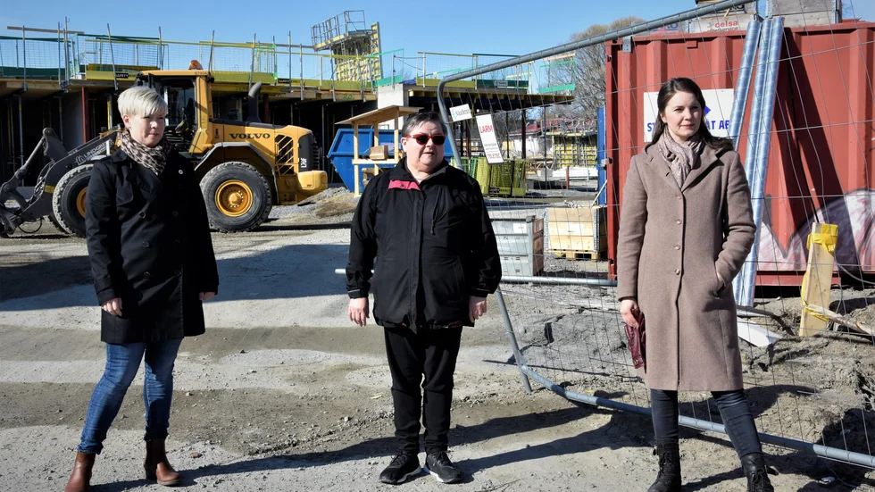 Nina Waara (S), Monica Perdahl Täikkö (V), och Ida Karkiainen (S) vill se en kommunal drift av Hemstranden Kotiranta.