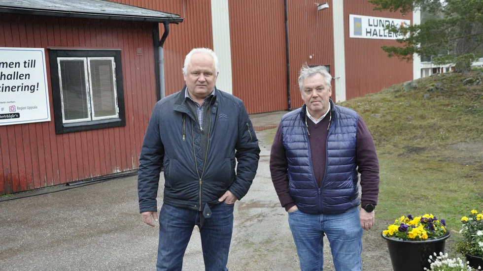 Staffan Boman och Peter Jansson utanför Lundahallen som för tillfälligt är ombyggd till vaccinationslokal.