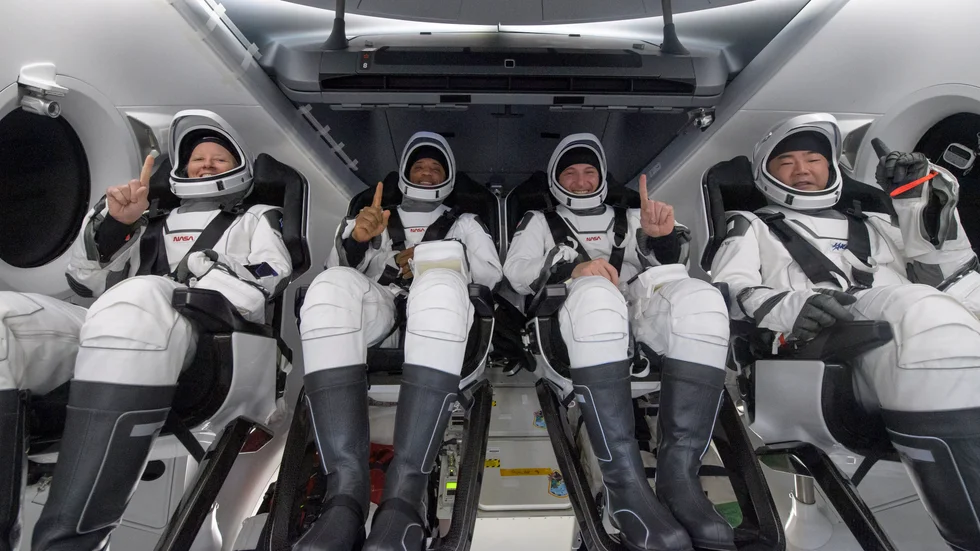 Astronauterna Shannon Walker, Victor Glover, Michael Hopkins och Soichi Noguchi efter landning. Bild från Nasa.